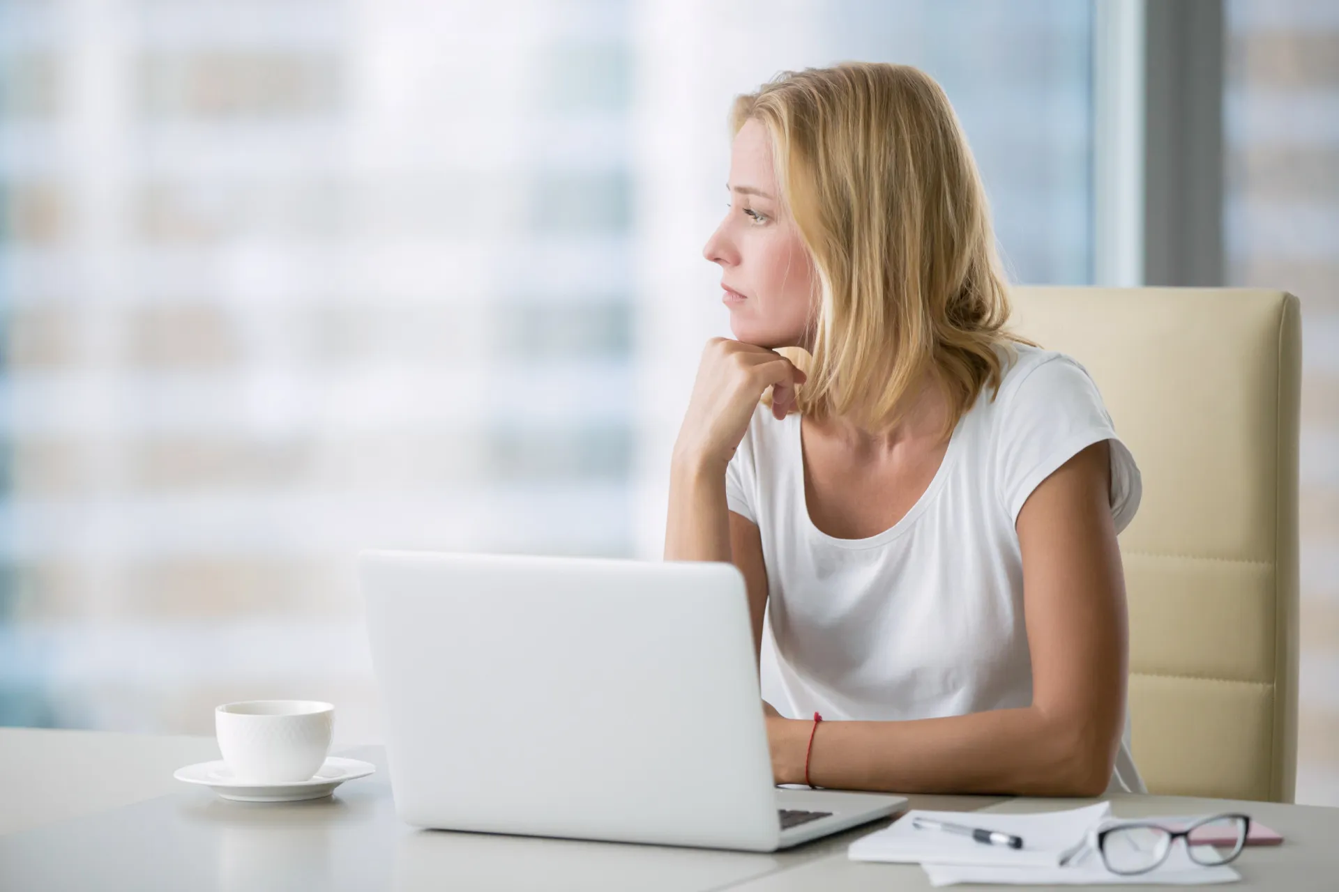 Mulher com uma expressão neutra e calma, se recusando a reagir a uma provocação.