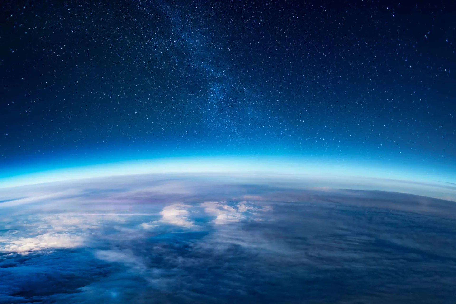 Visão da curvatura da Terra do espaço, mostrando as diferentes camadas da atmosfera com a estratosfera em destaque.