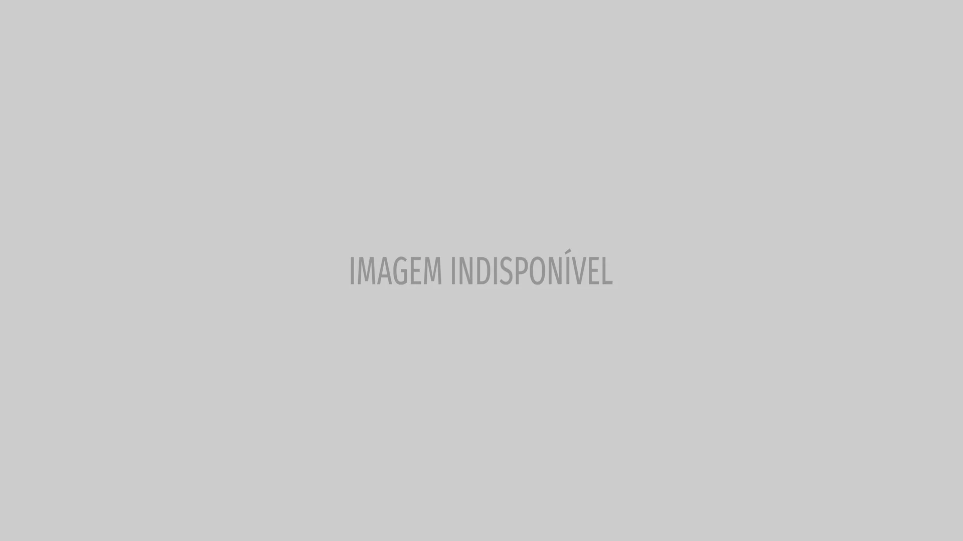 Pessoas de diferentes nacionalidades apertando as mãos, simbolizando o acordo e a cooperação.