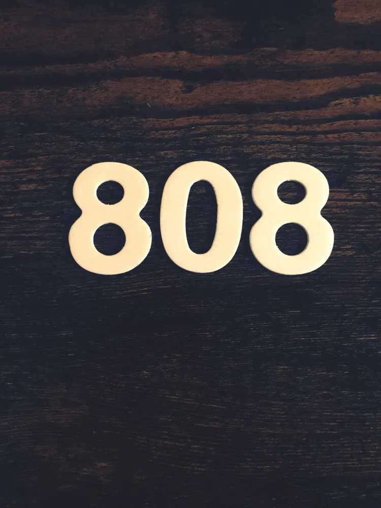 O número do anjo 808, combinando o infinito do 8 com o potencial do 0.