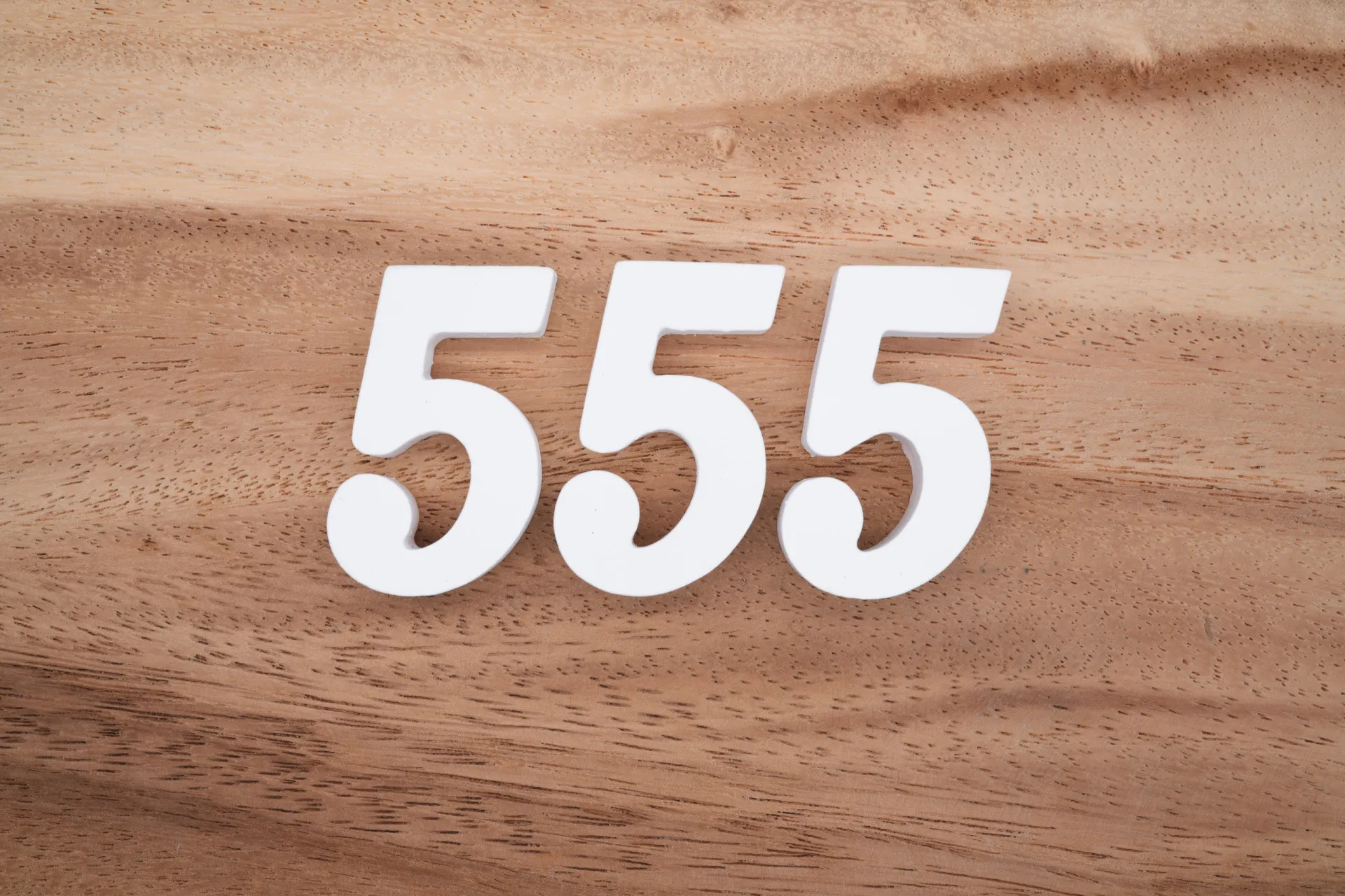 O número do anjo 555 em um design dinâmico, simbolizando movimento e mudança.