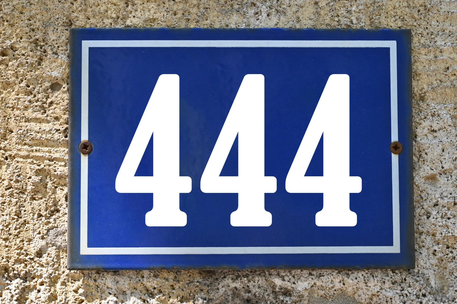 O número do anjo 444 aparecendo de forma sólida e estruturada.