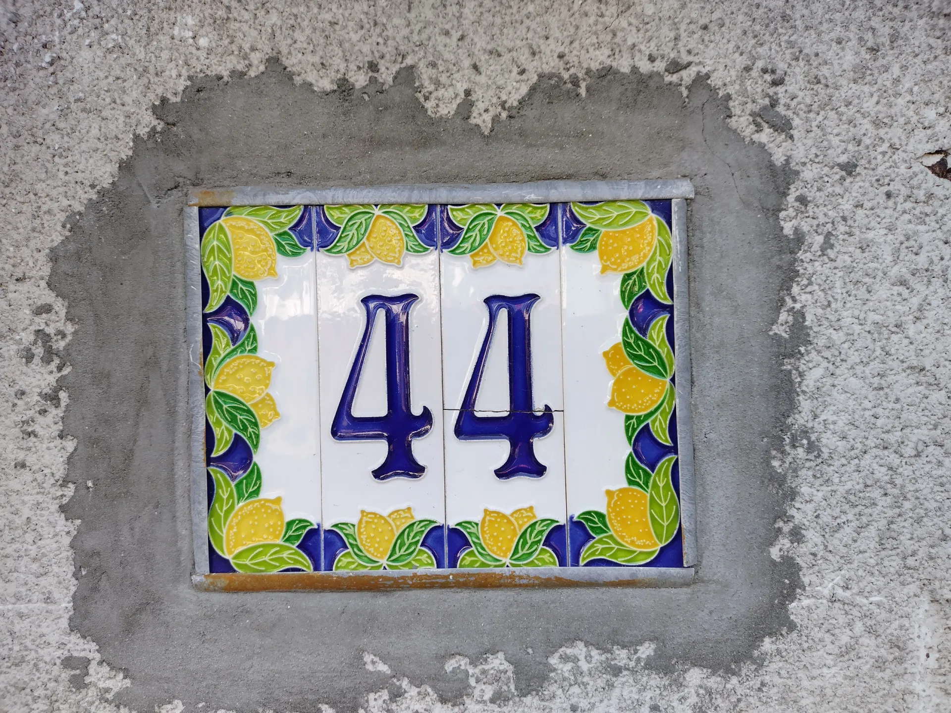 O número do anjo 44, com uma aparência sólida e estruturada, como uma fundação.