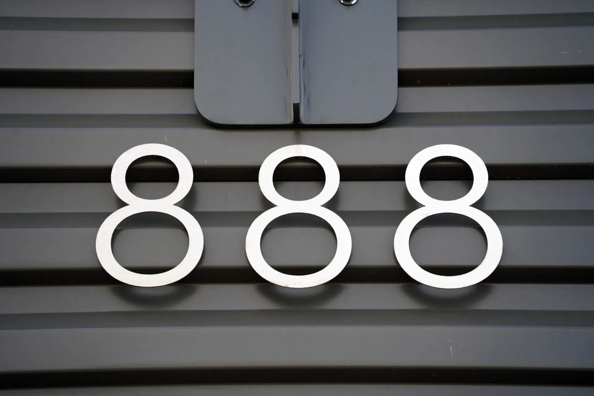 O número do anjo 888, com um design que remete a infinito, riqueza e abundância.