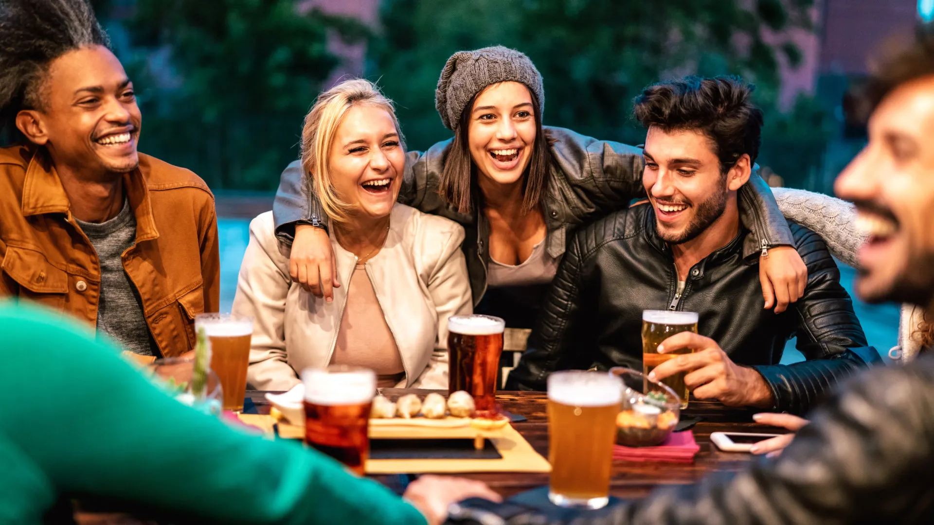 Um copo de bebida alcoólica com gelo, representando a toxicidade da substância.