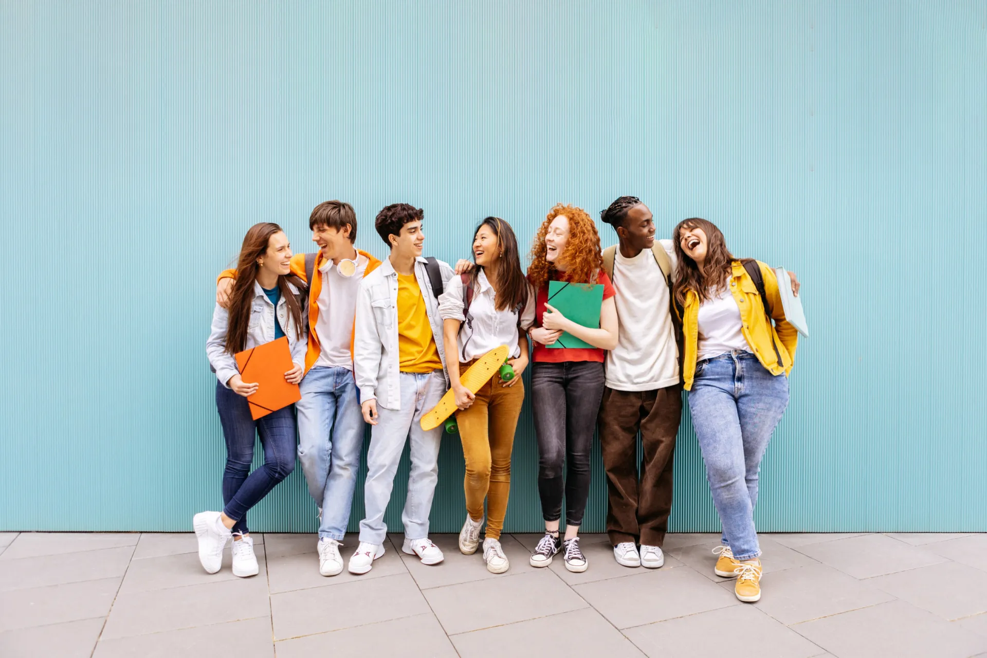 Silhuetas de pessoas em diferentes estágios de crescimento, da adolescência à idade adulta.