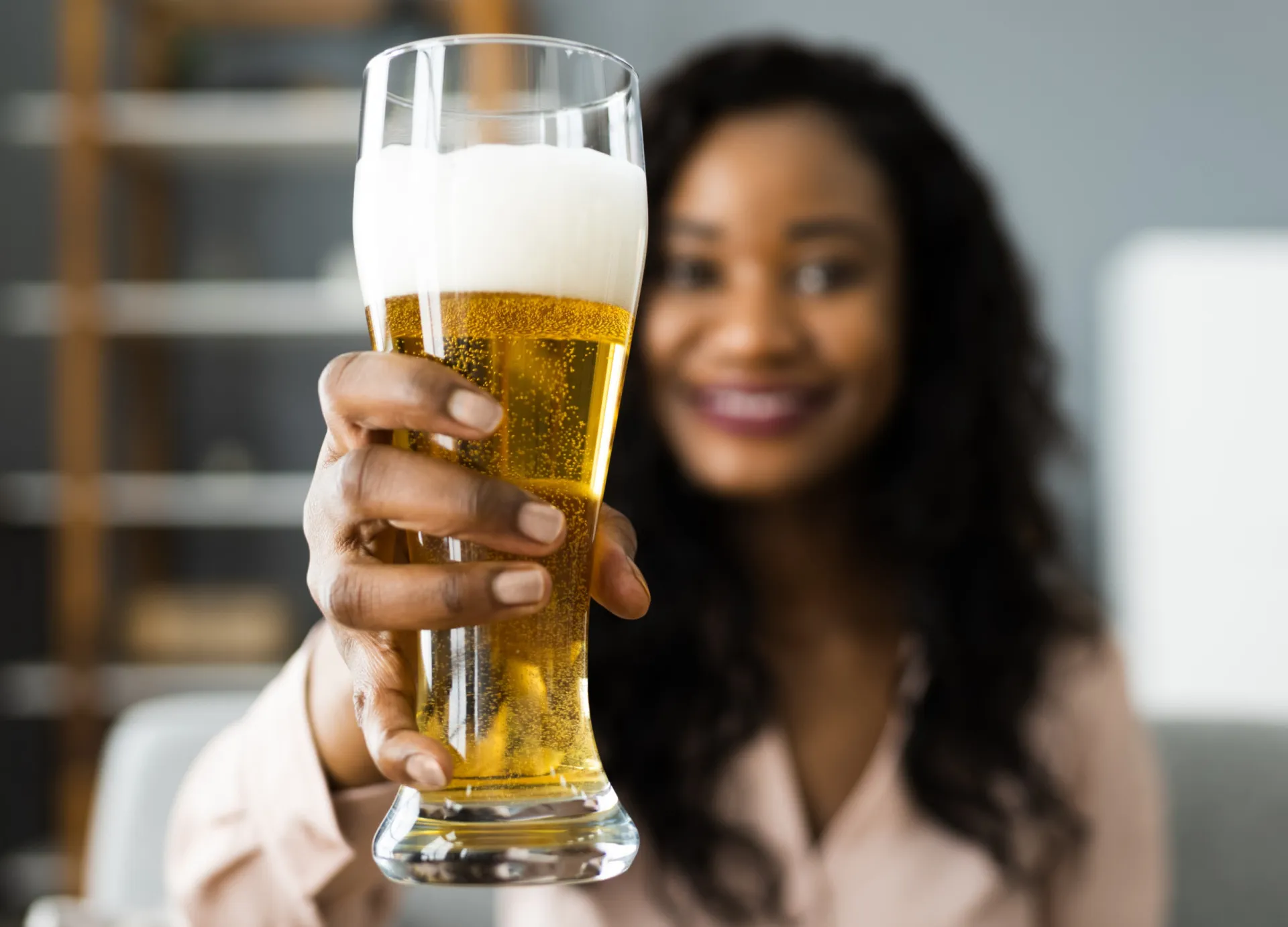 Um homem e uma mulher conversando em um bar, cada um com uma bebida.