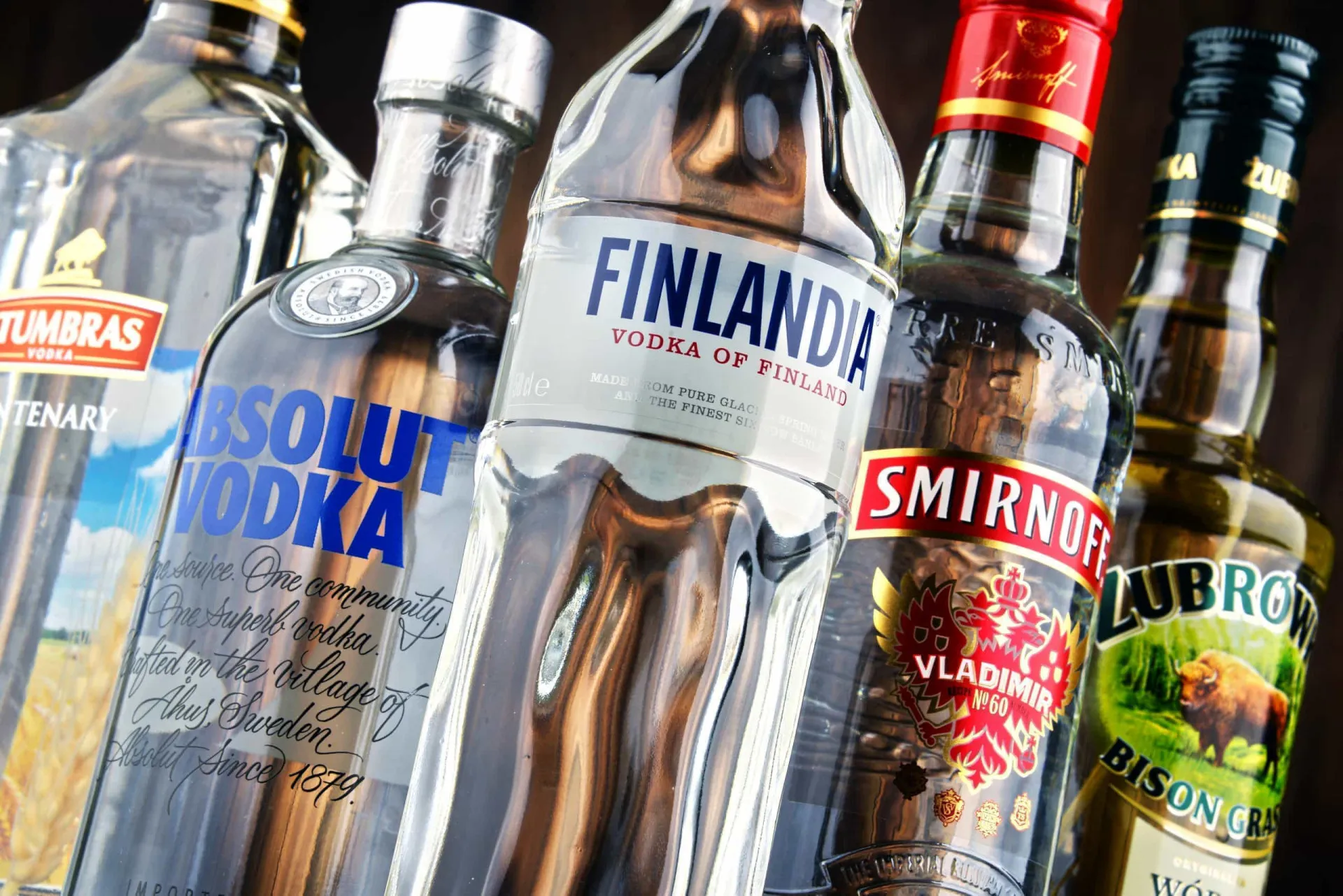 Uma seleção variada de bebidas alcoólicas, incluindo vinho, cerveja e destilados.