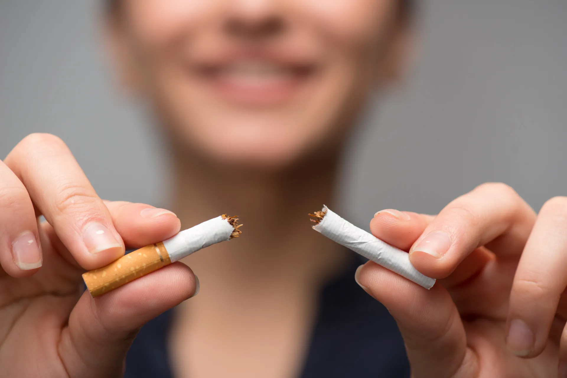 Sinal de proibido fumar, destacando os riscos do tabagismo para a cirurgia.