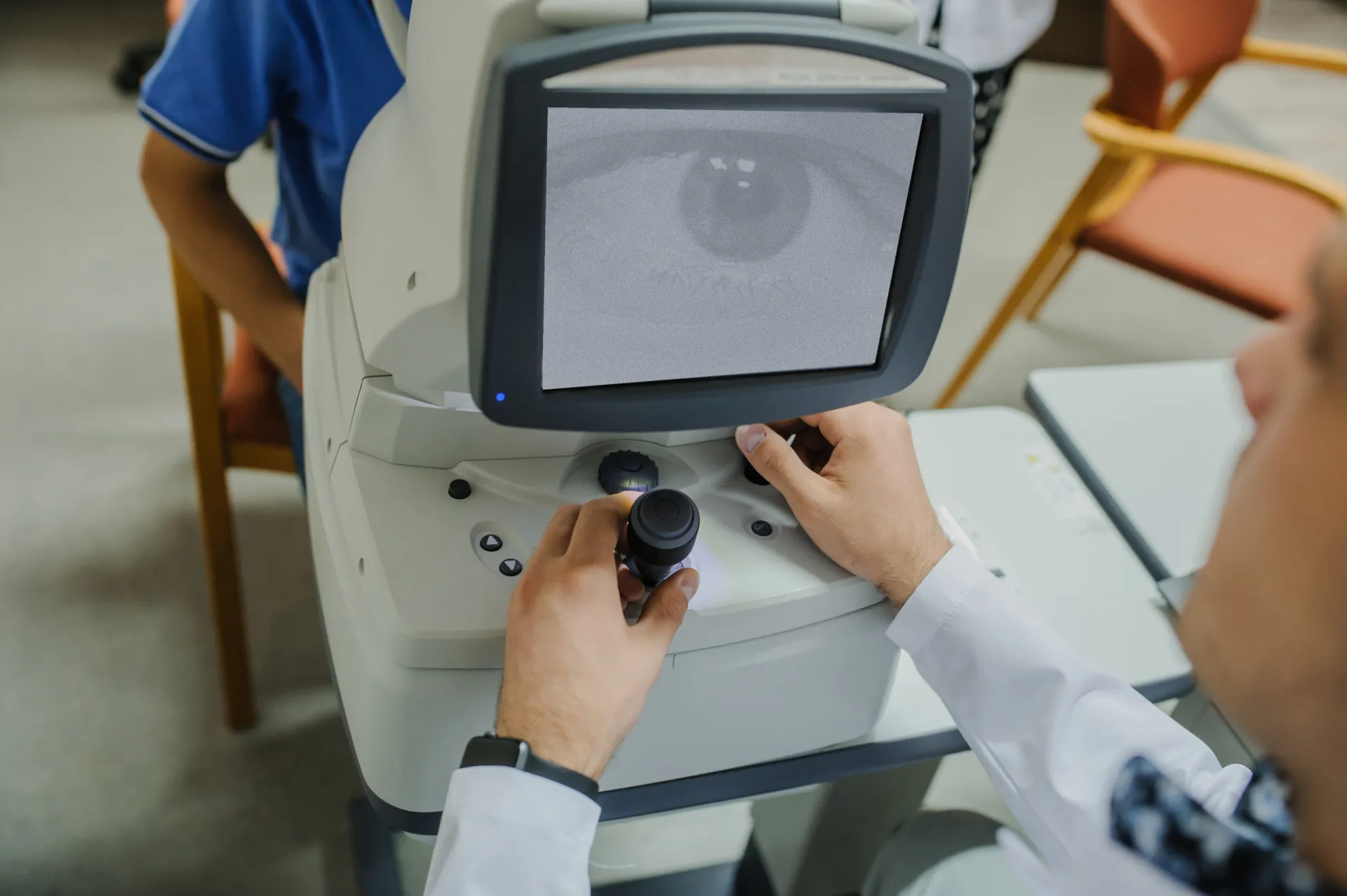 Mãos de um artesão trabalhando em uma peça delicada, simbolizando a personalização da cirurgia.