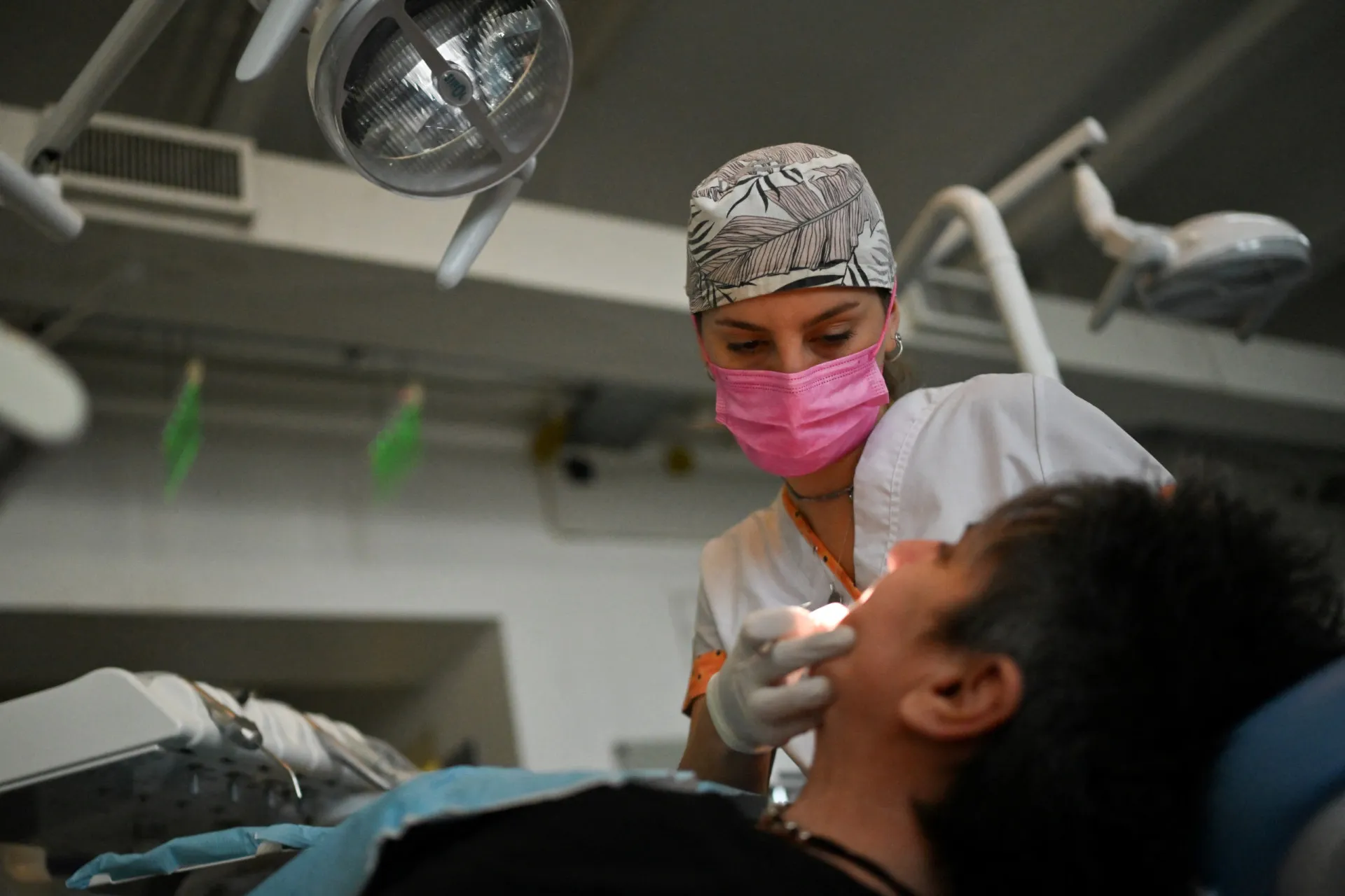 Visão artística de um implante sendo posicionado em um olho, simbolizando o ápice da cirurgia.