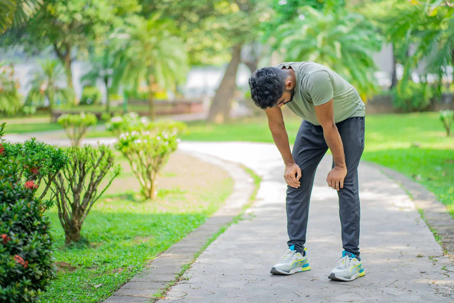 Pessoa praticando esportes de contato, que devem ser evitados após a cirurgia.