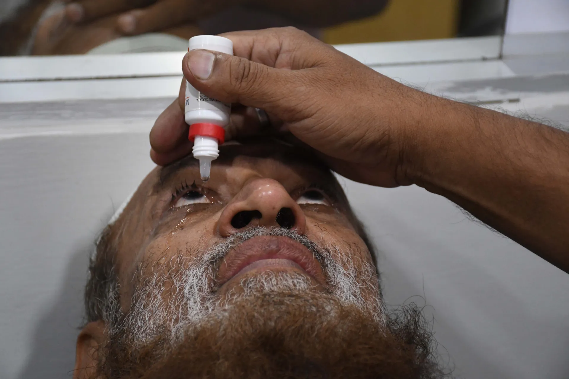 Silhueta de uma pessoa em uma jornada desafiadora, simbolizando o esforço do paciente.