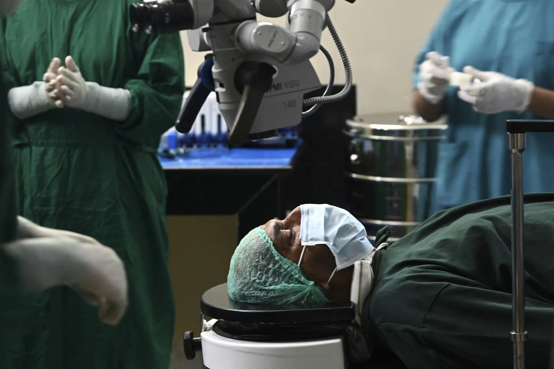 Equipe de cirurgiões trabalhando concentrados em uma sala de operação.