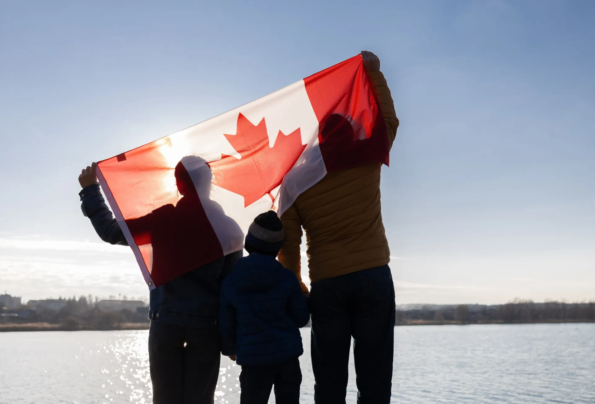 Bandeira do Canadá tremulando, simbolizando a chegada do procedimento ao país.