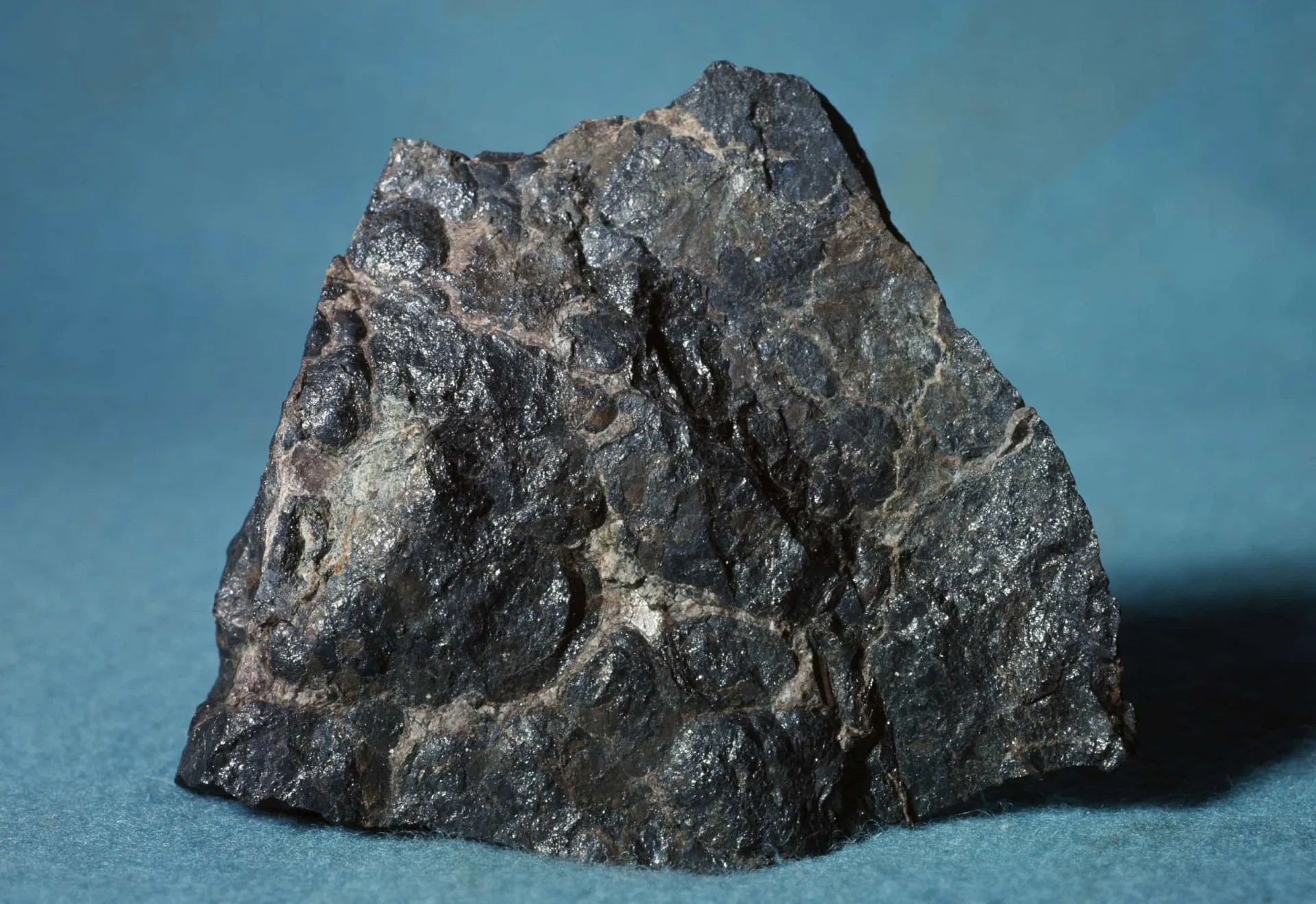 Ilustração do mineral pechblenda, onde o urânio foi originalmente encontrado por Klaproth.
