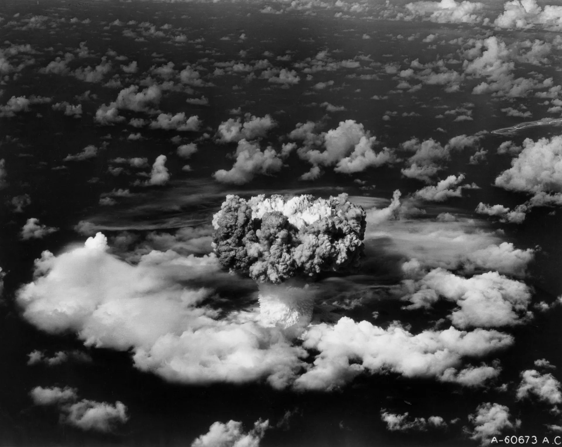 A nuvem em forma de cogumelo da bomba atômica sobre Hiroshima, um símbolo de destruição.