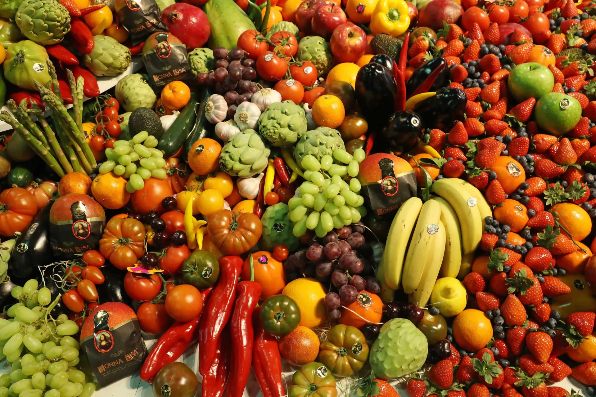 Alimentos como morangos e carnes sendo irradiados para preservação.