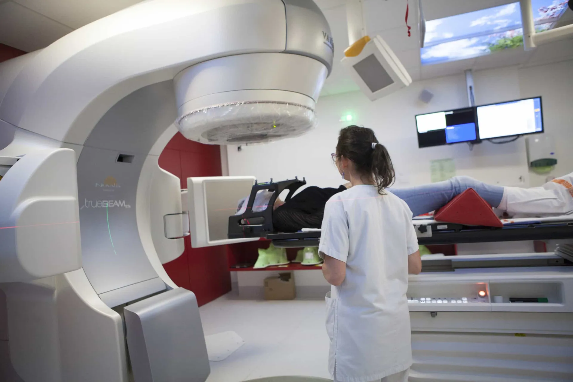 Paciente recebendo tratamento de radioterapia para combater o câncer.