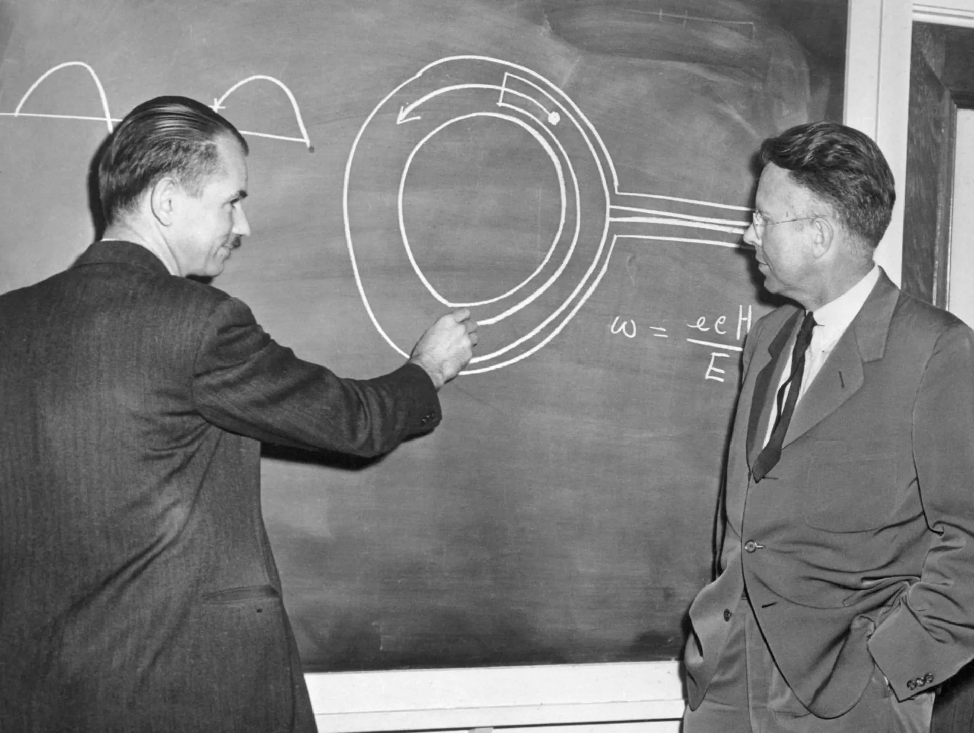 Diagrama explicando o processo de fissão nuclear, com um nêutron dividindo um átomo de urânio.
