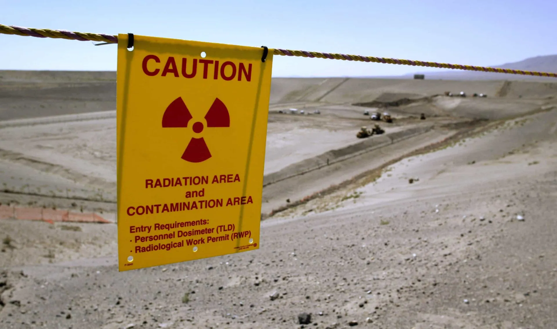 Uma ogiva nuclear sendo desmontada, simbolizando o processo de desarmamento.