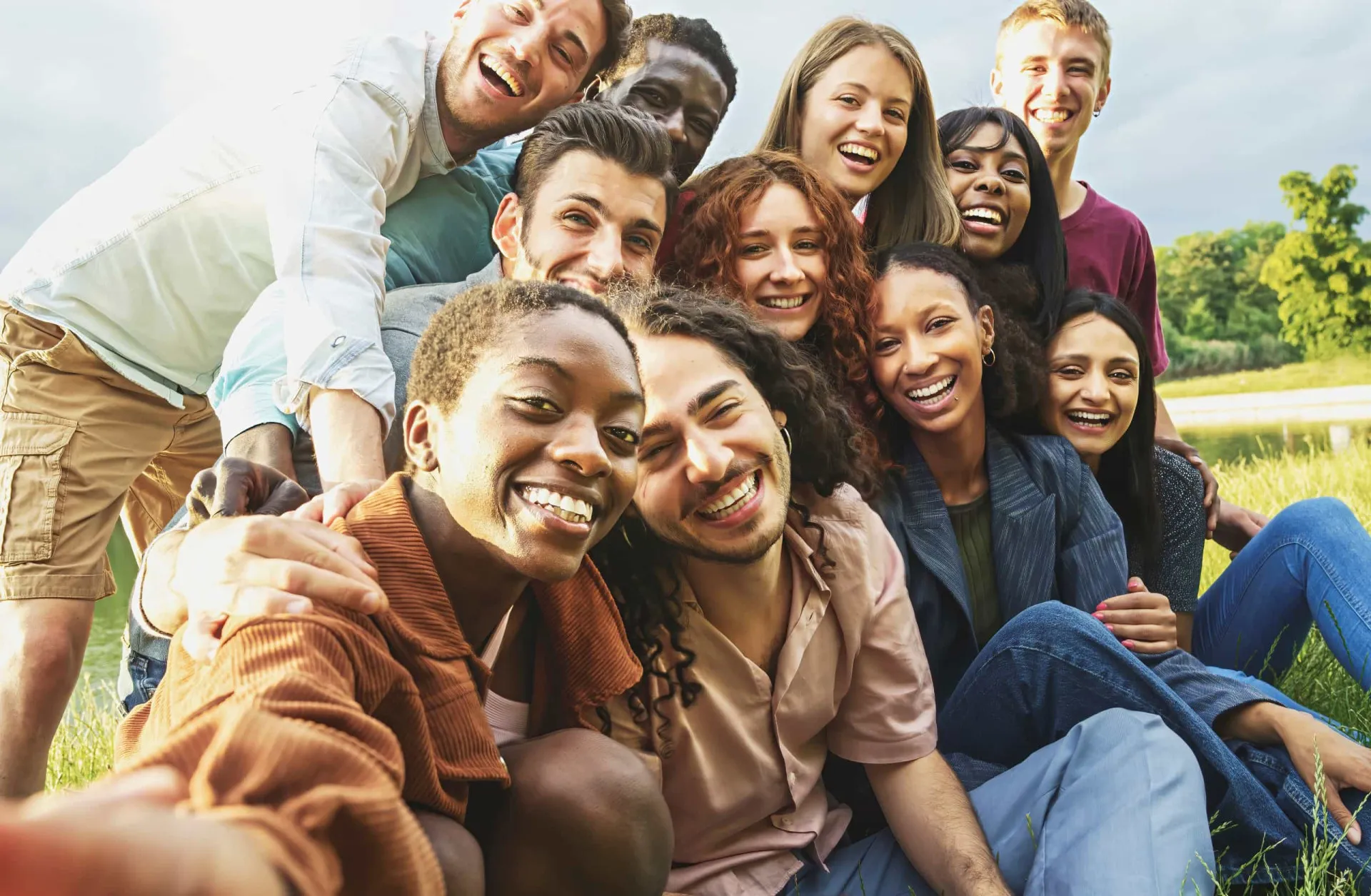 Jovem adulto com expressão pensativa, simbolizando a chegada de novas responsabilidades aos 25 anos.