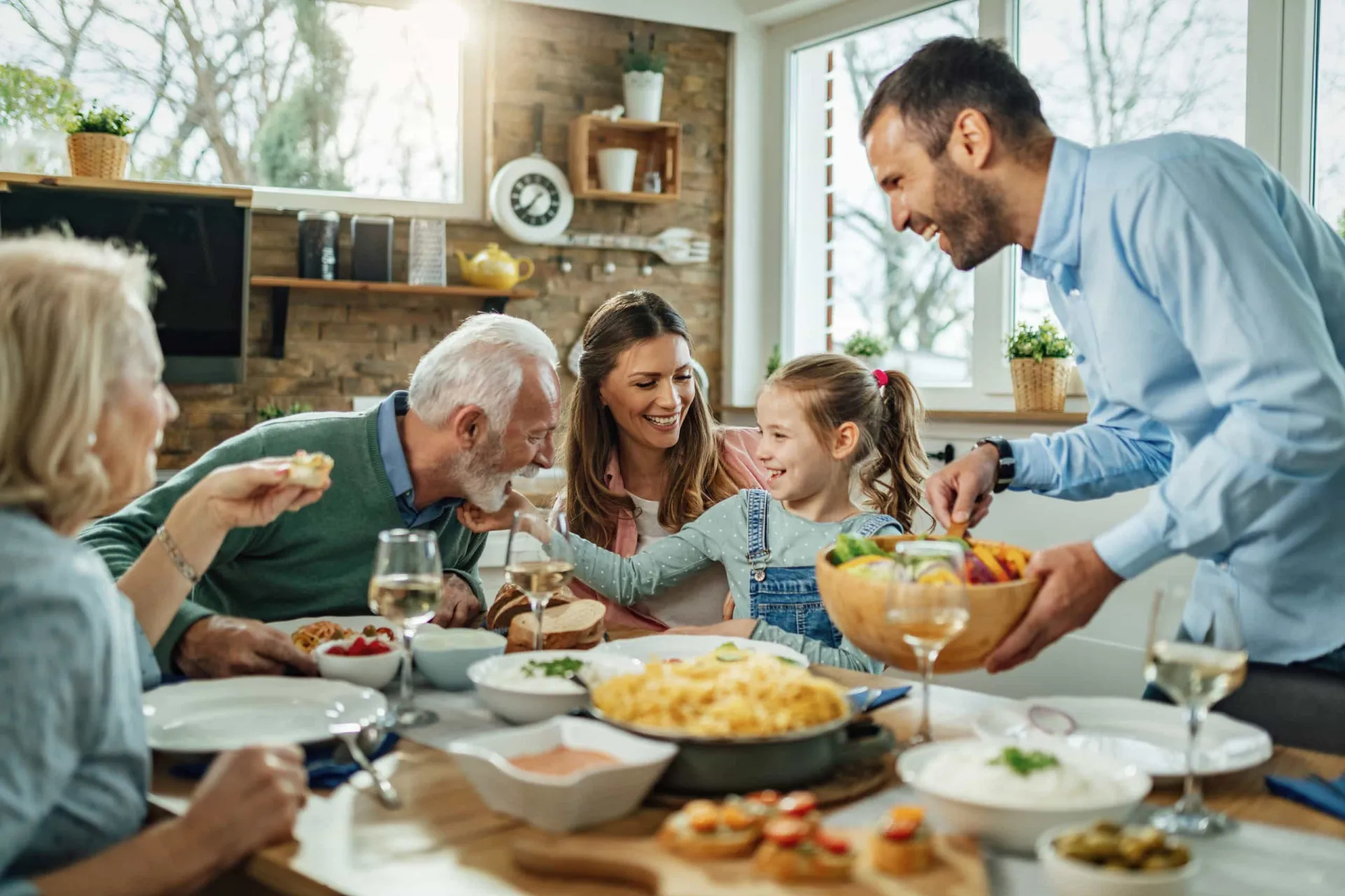 Família reunida e sorrindo, mostrando o desenvolvimento de novos contatos familiares.