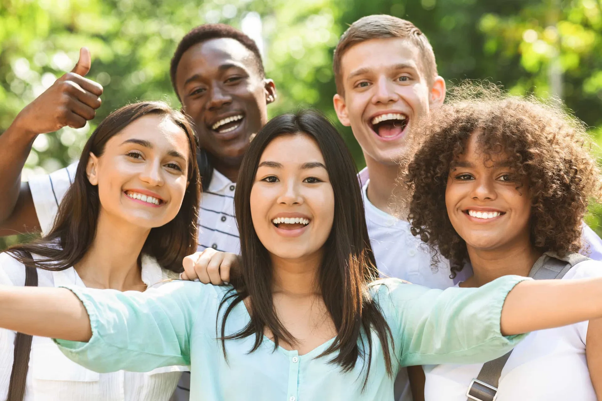 Grupo de adolescentes conversando e rindo, formando seus primeiros círculos sociais.
