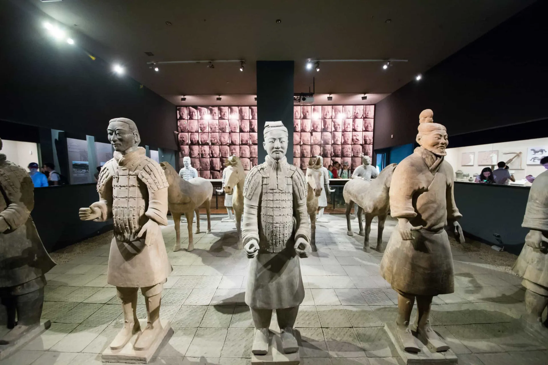 Guerreiros de terracota de diferentes patentes, incluindo oficiais e soldados.
