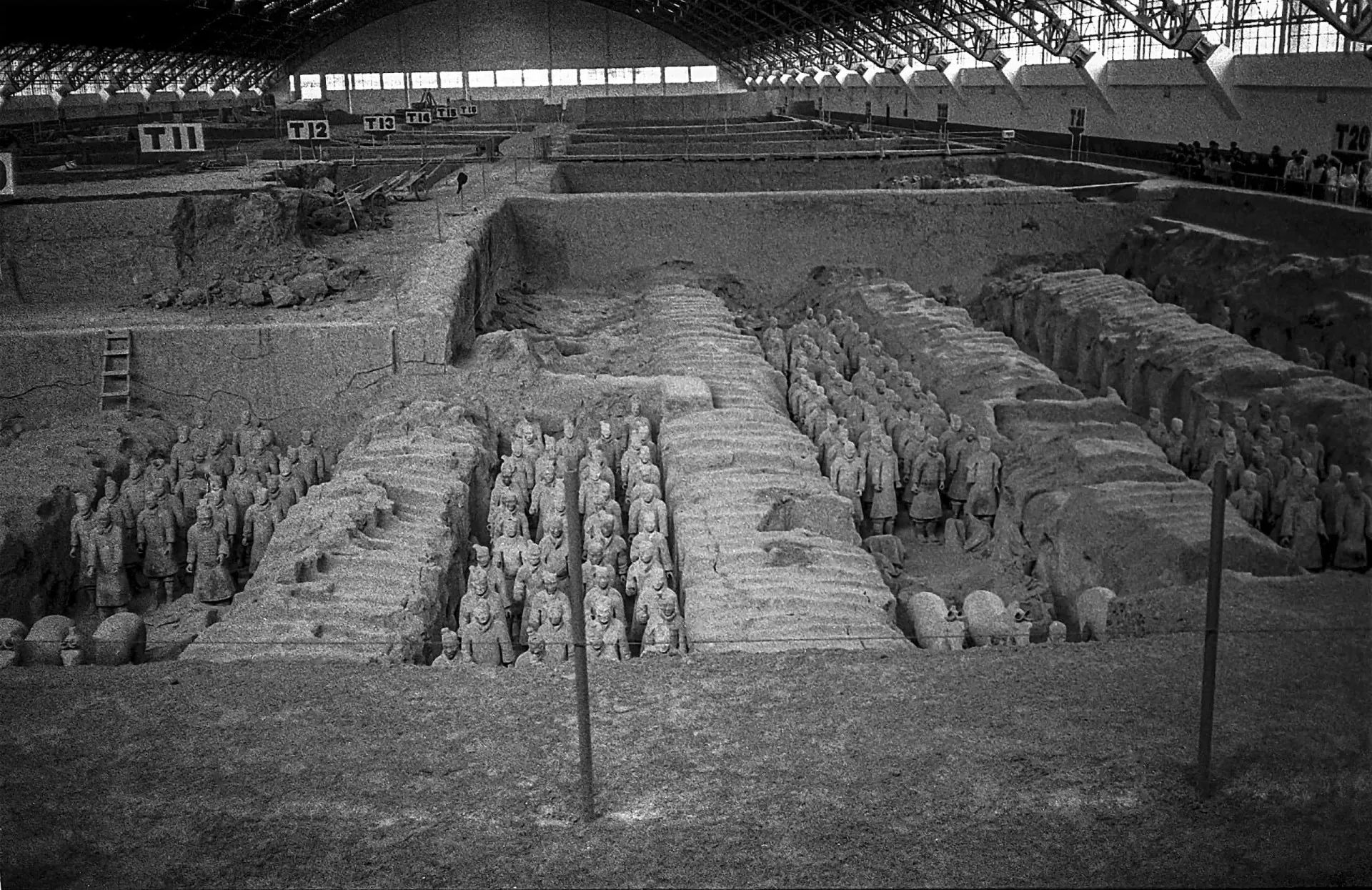 Guerreiro de terracota com vestígios de tinta, mostrando a fragilidade das cores originais.