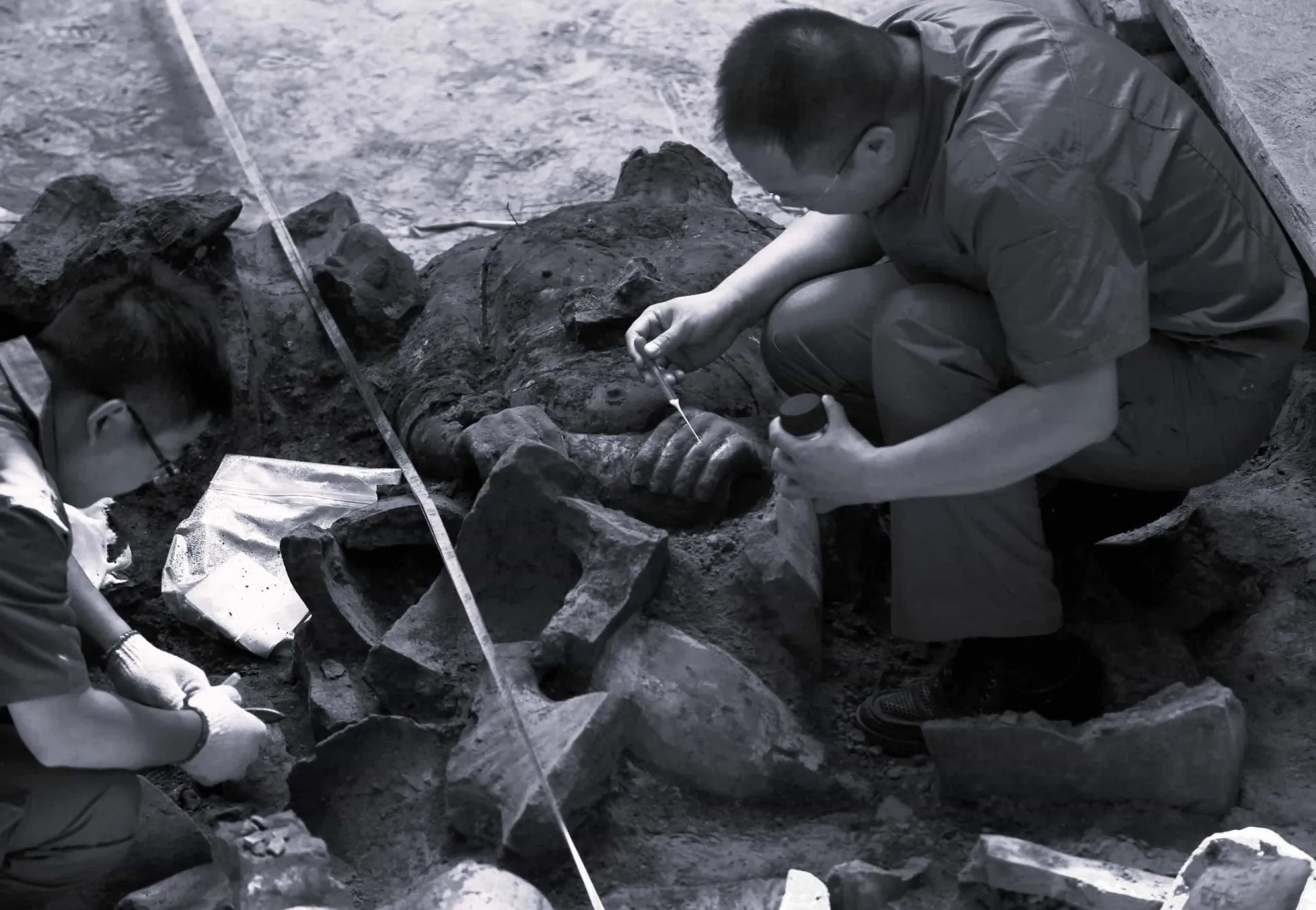 Arqueólogos trabalhando no sítio de escavação do Exército de Terracota.