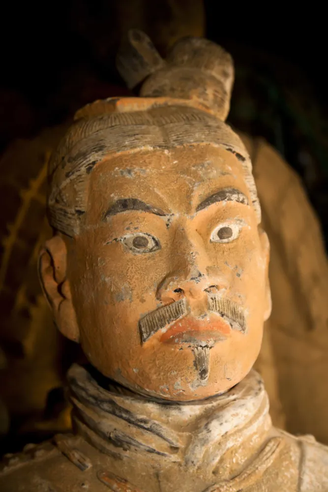Réplica colorida de um guerreiro de terracota, mostrando como eles eram originalmente.