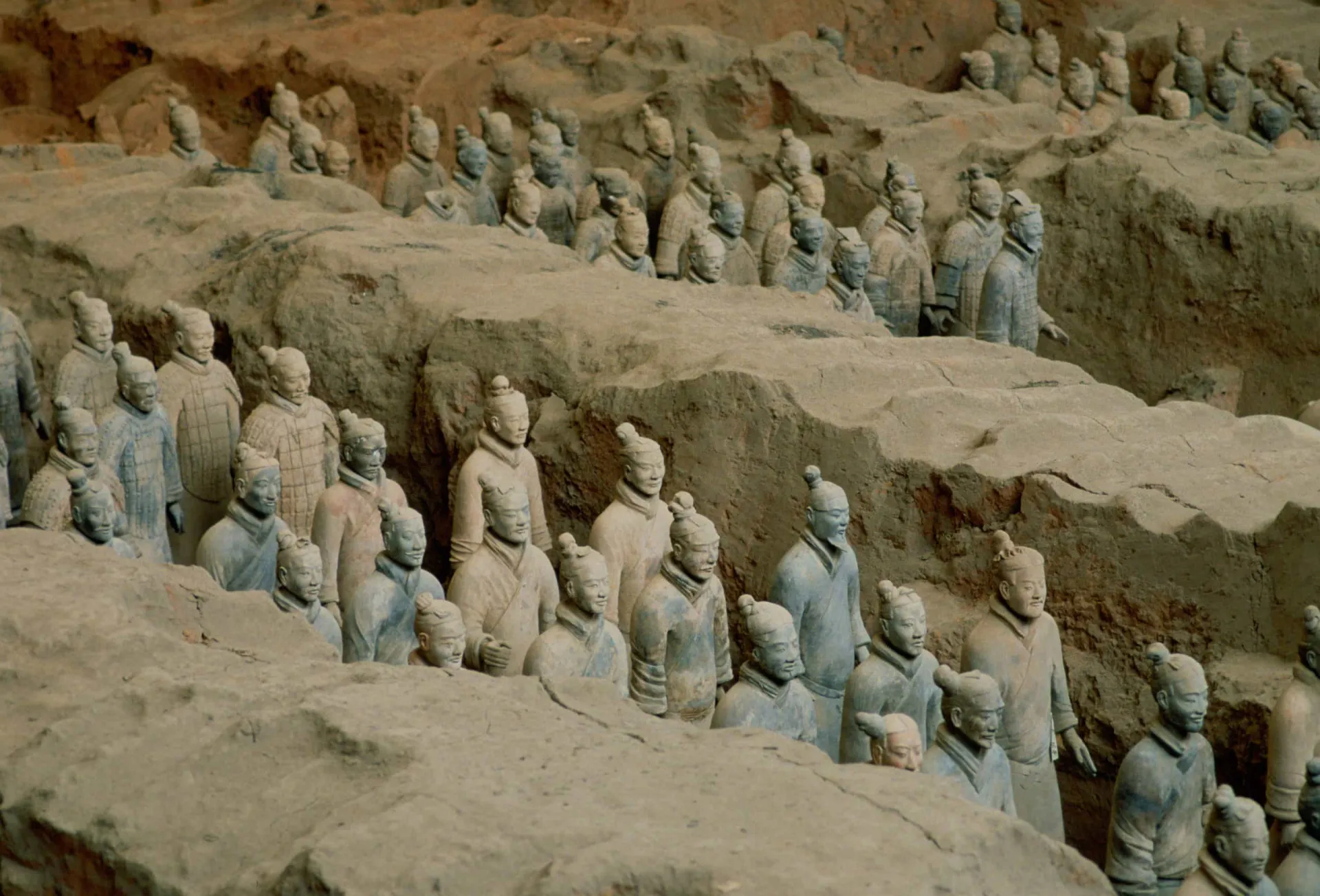 Close-up de vários guerreiros de terracota, destacando suas expressões únicas.