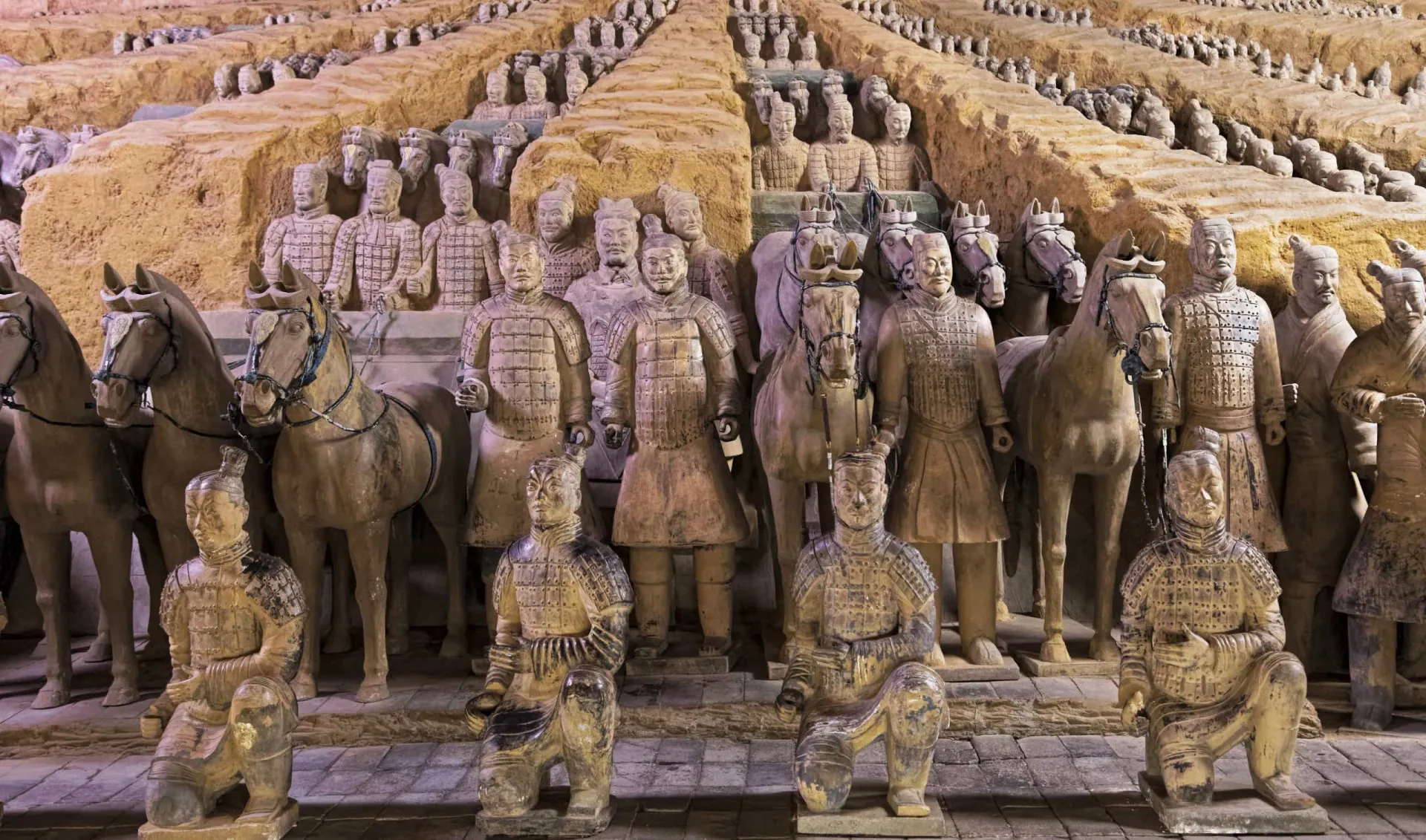 Silhueta de guerreiros chineses antigos em uma paisagem dramática.