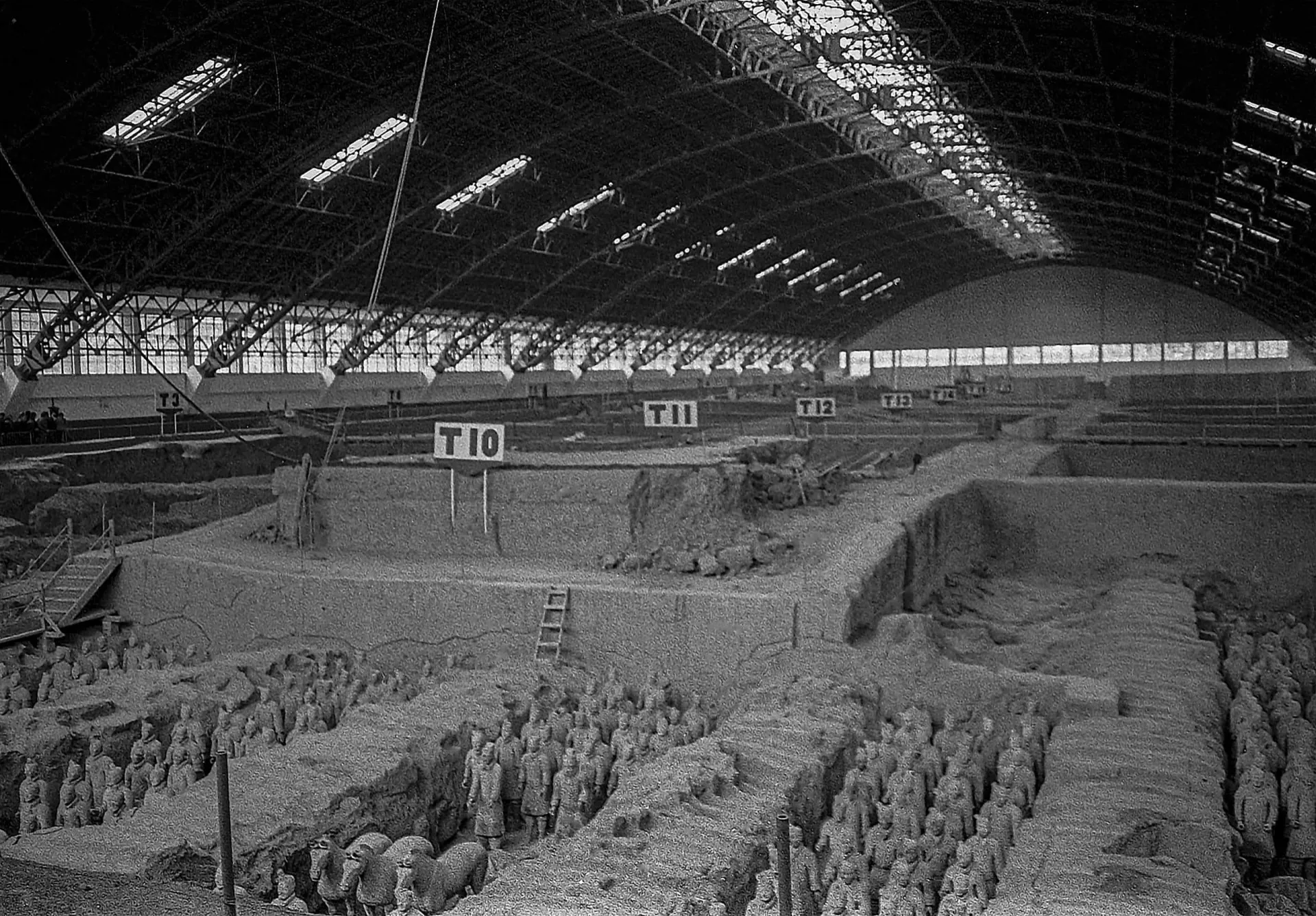 Vista aérea de um dos poços de escavação com os guerreiros de terracota.