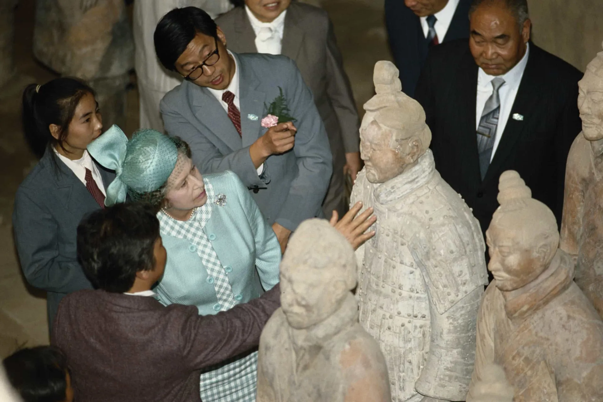 Guerreiros de terracota em fileiras, como se estivessem prontos para a batalha.