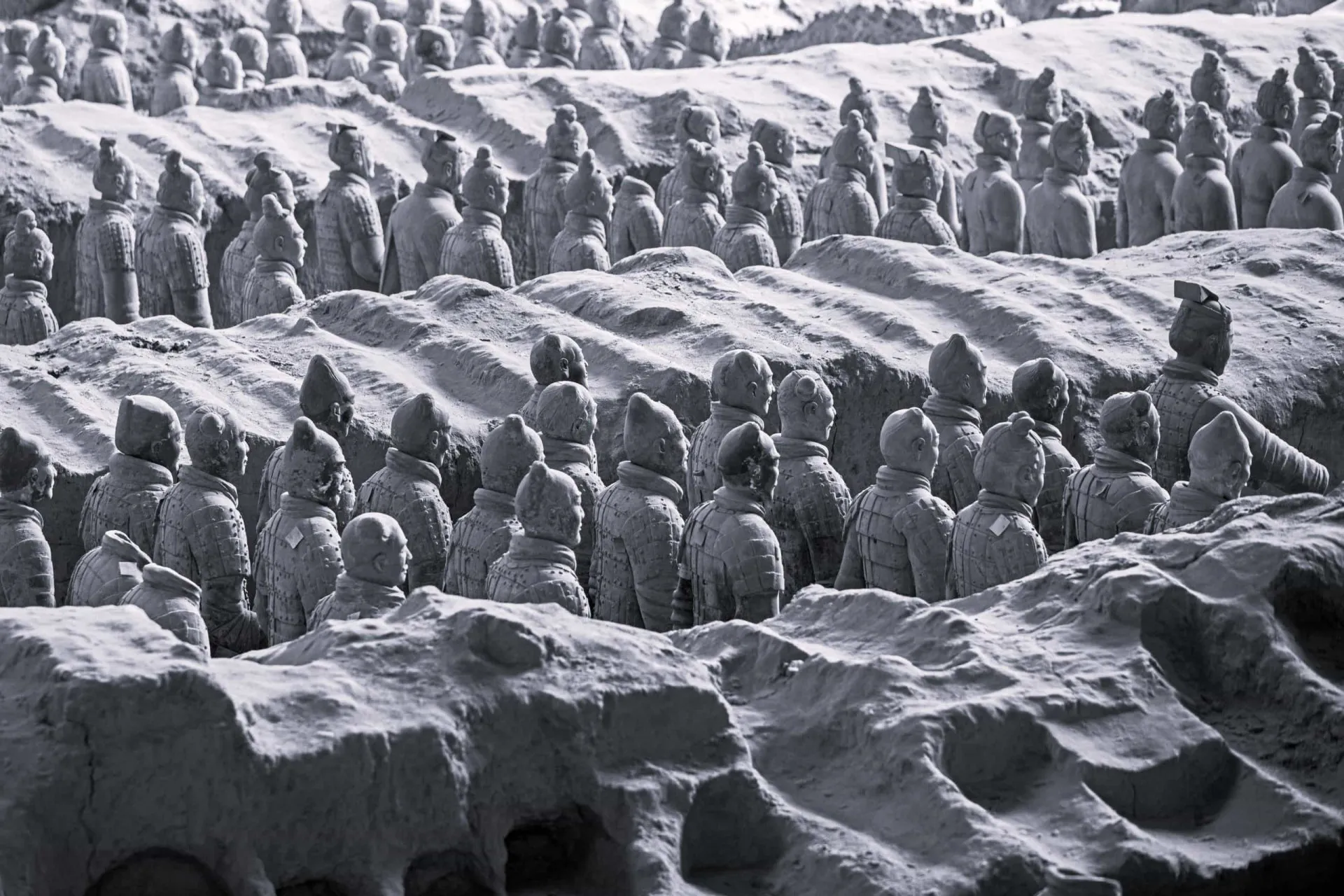 Fileiras de soldados de terracota, todos voltados para o leste.