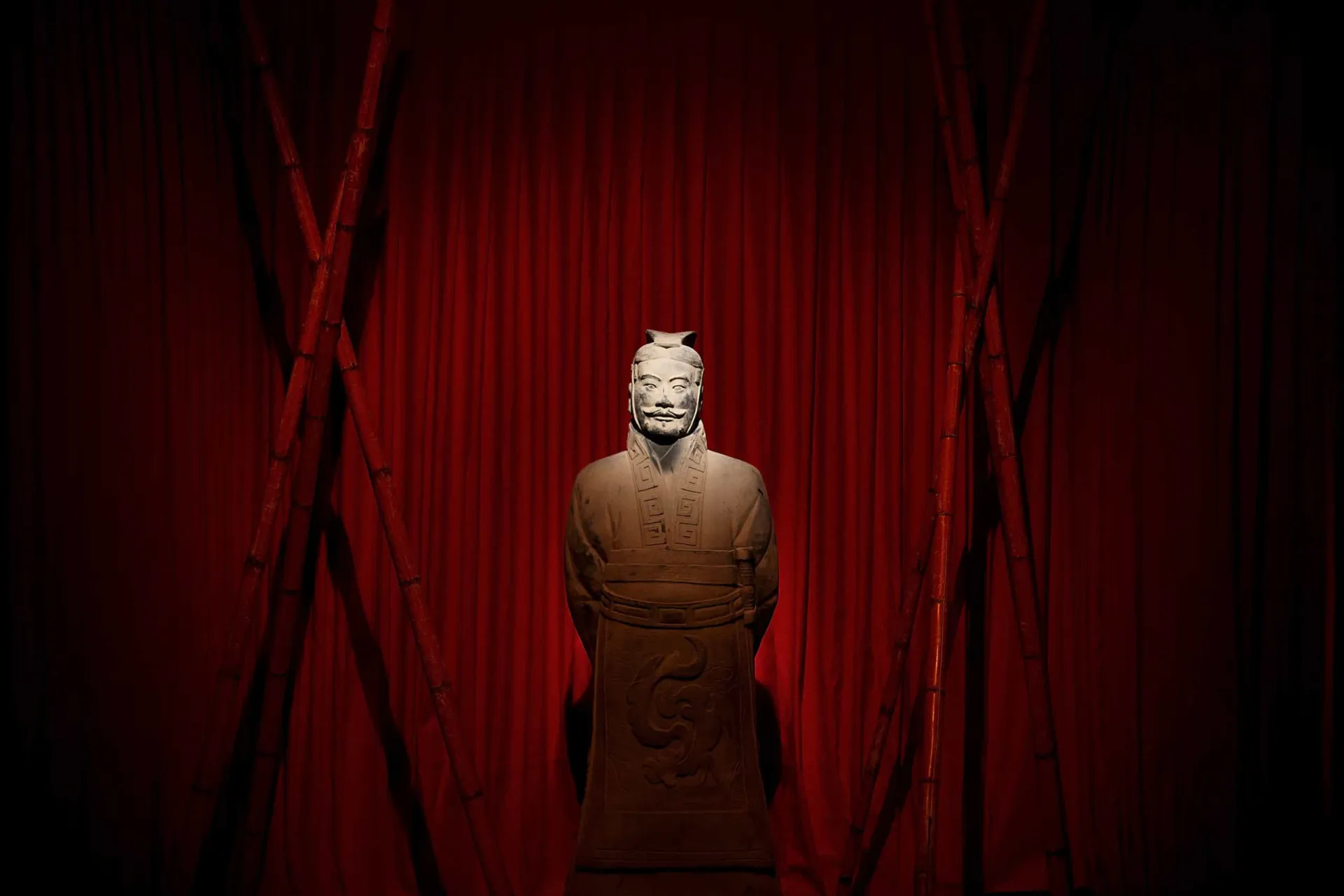 Guerreiro de terracota recém-descoberto sendo cuidadosamente limpo por um pesquisador.