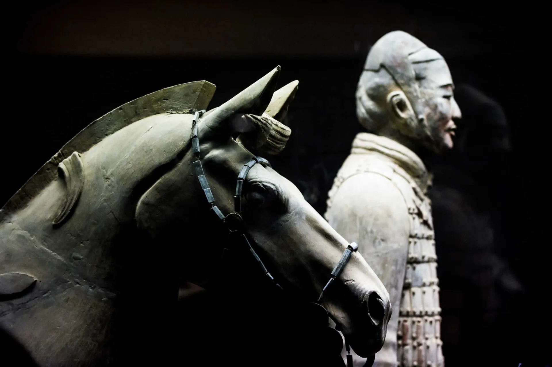 Guerreiros de terracota em formação de batalha, prontos para defender seu imperador.