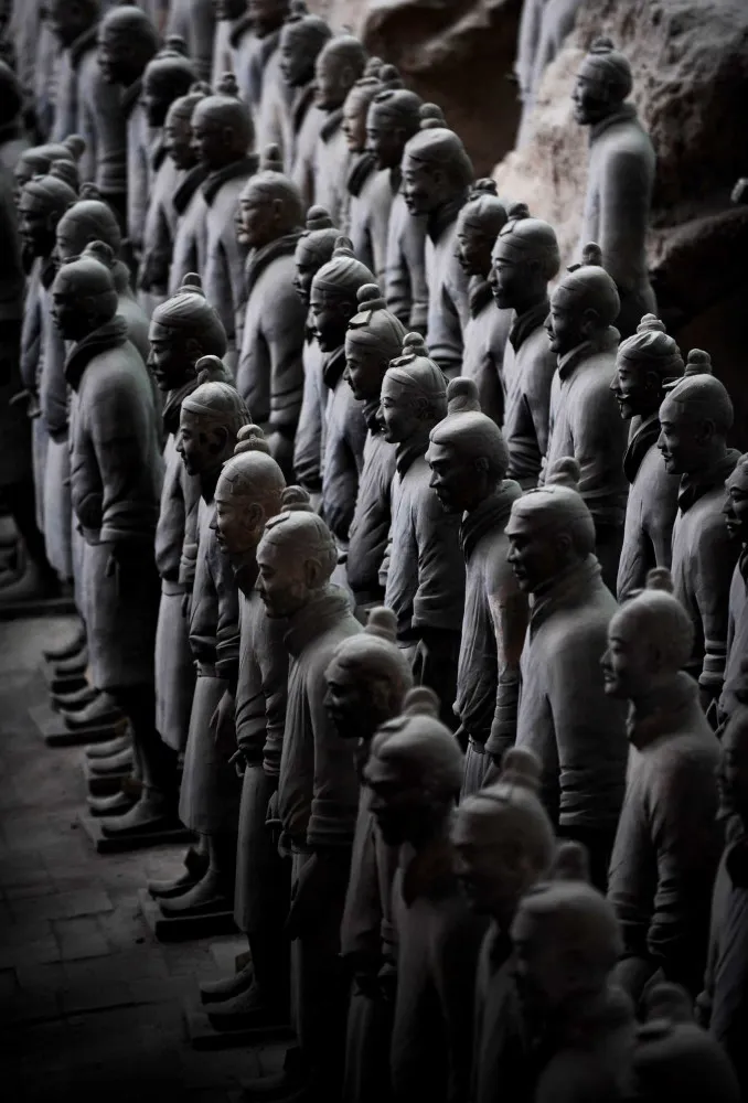 Um oficial de terracota com armadura detalhada, mostrando a hierarquia do exército.