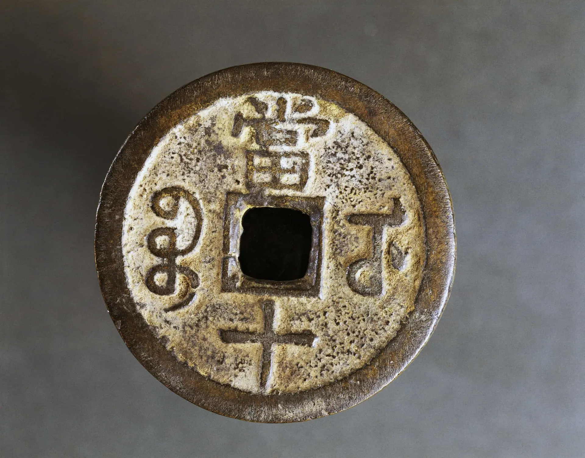 Detalhe do rosto de um guerreiro de terracota, mostrando a individualidade das estátuas.