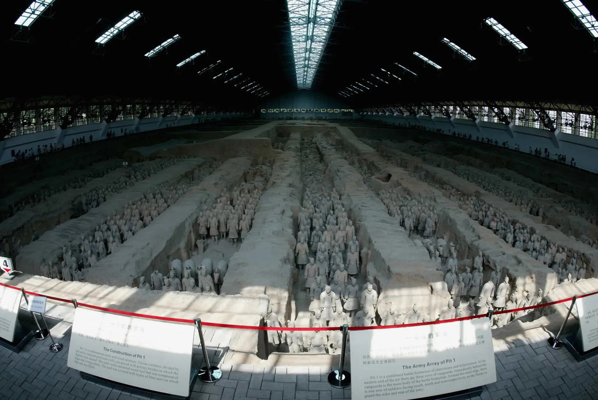 Poço 1, a maior escavação do Exército de Terracota, com milhares de guerreiros.