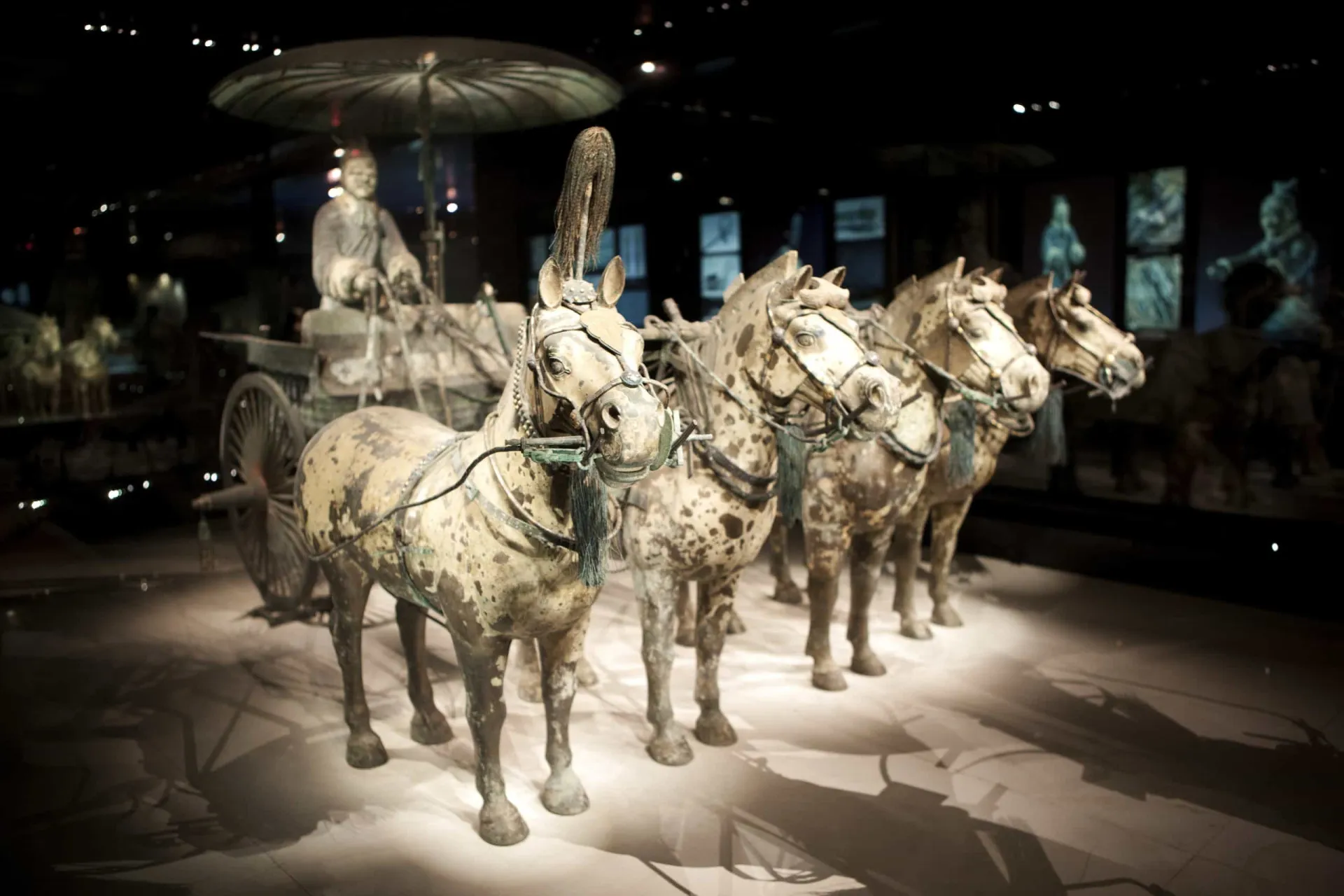 Um cavalo de terracota com sua sela detalhada, parte da cavalaria do exército.