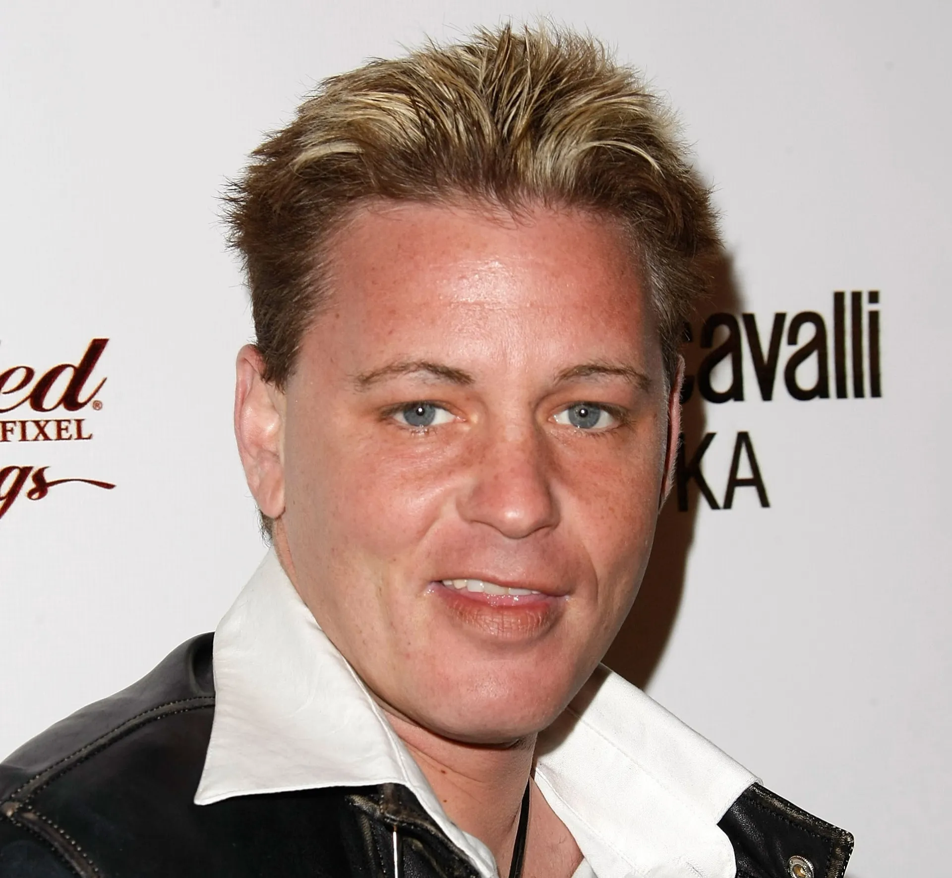 Corey Haim com uma expressão mais madura e preocupada, refletindo suas lutas posteriores.