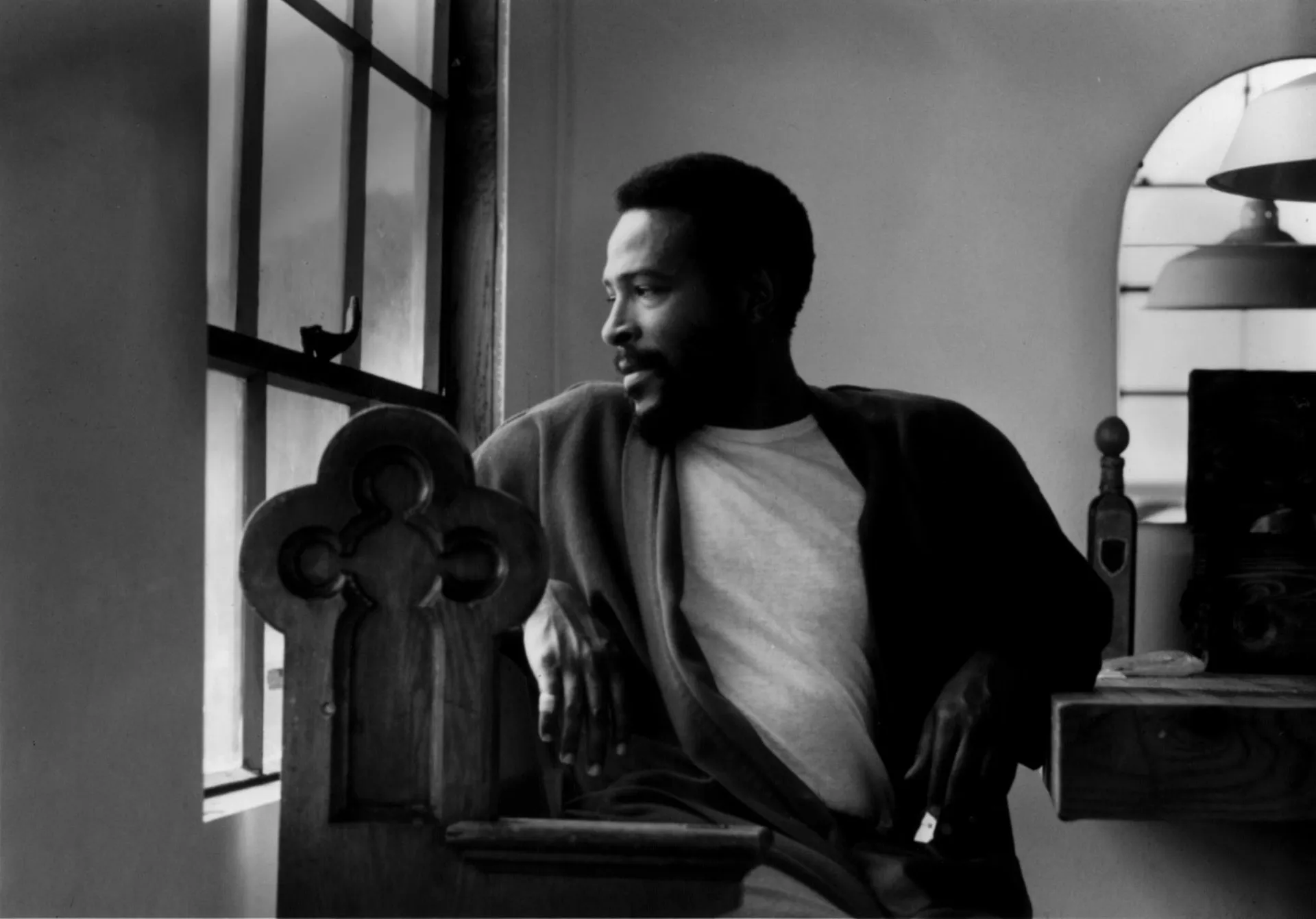 Marvin Gaye em um momento mais introspectivo, refletindo a complexidade de sua vida.