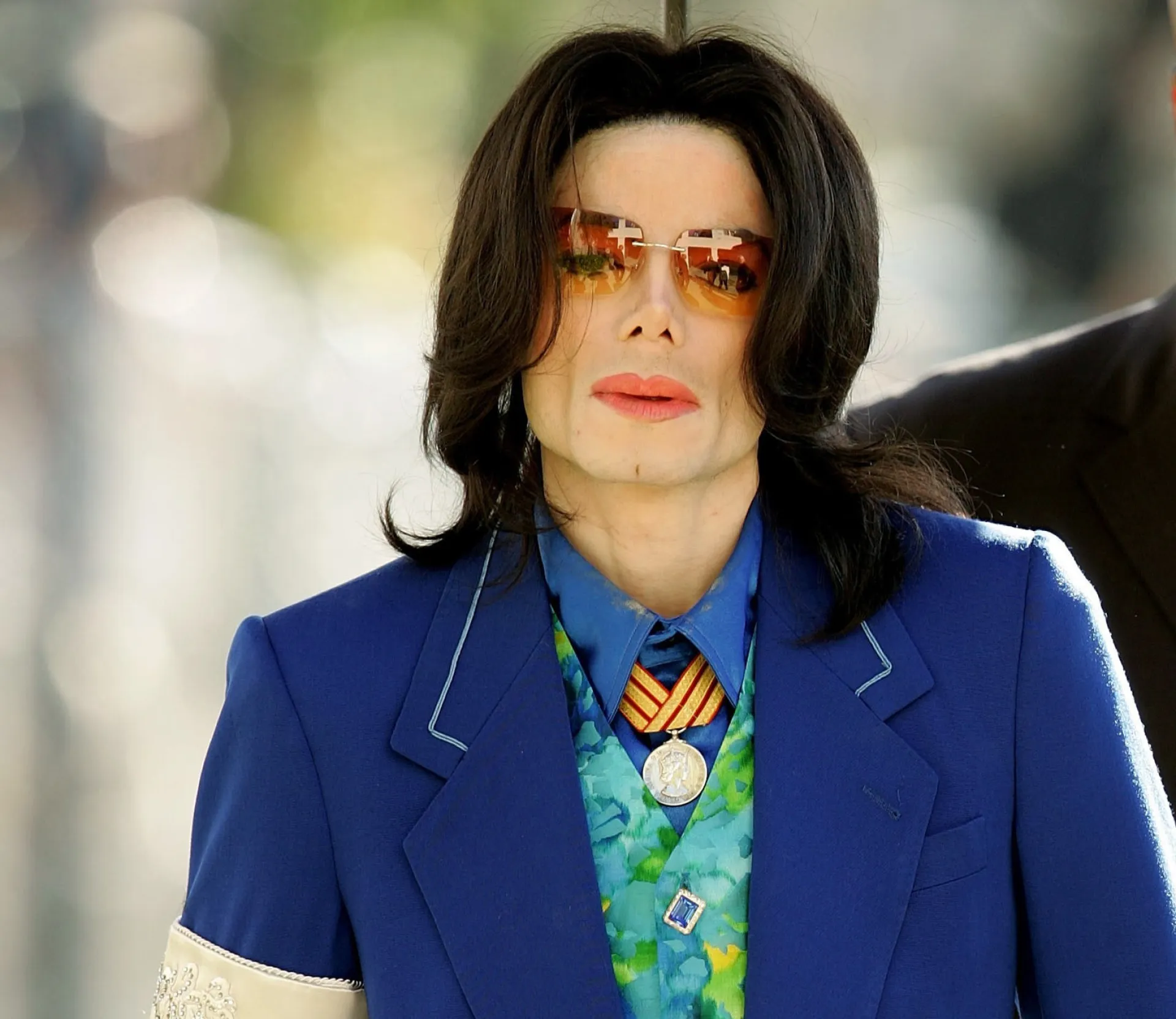 Michael Jackson em um close-up, com o olhar intenso que o caracterizava.