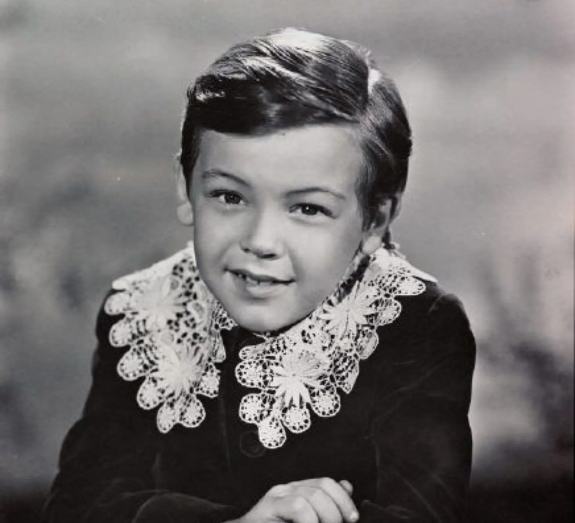 O ator mirim Bobby Driscoll em seus dias de glória na Disney, sorrindo para a câmera.