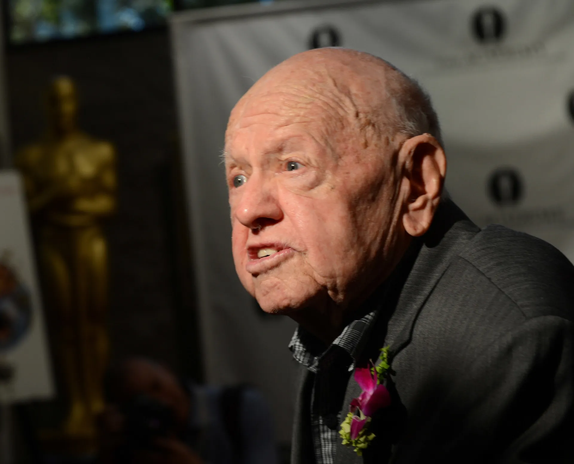 Mickey Rooney em idade avançada, com a expressão de quem viveu muitas histórias.