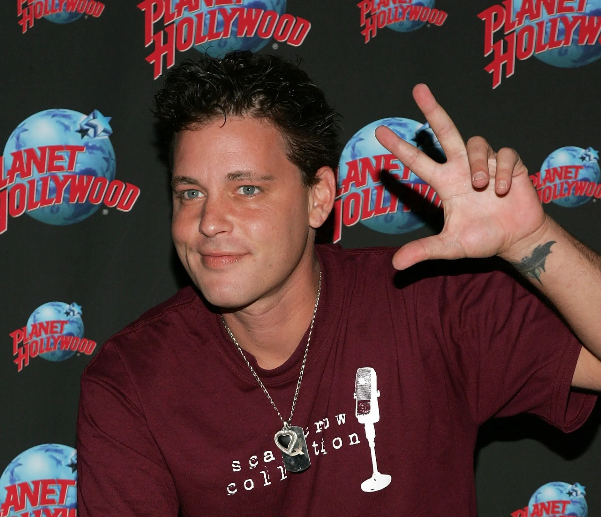 O ator Corey Haim em um retrato dos anos 80, com olhar jovem e promissor.