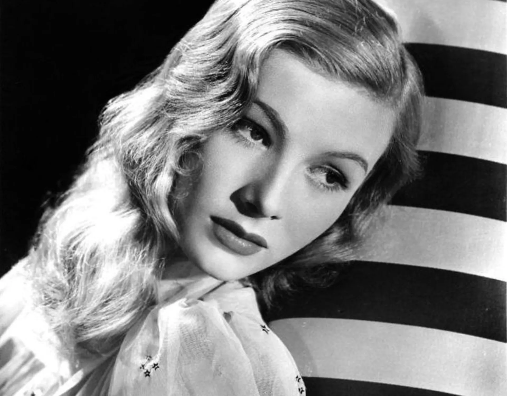 A atriz Veronica Lake com seu famoso penteado 'peek-a-boo', que escondia um dos olhos.
